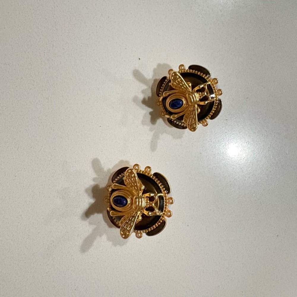 New Vintage‎ Style Bee Stud Earrings Gold Black Enamel with imitation Pearls - Picture 3 of 4